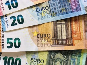 Banknotes 10, 20, 50 and 100 euros.